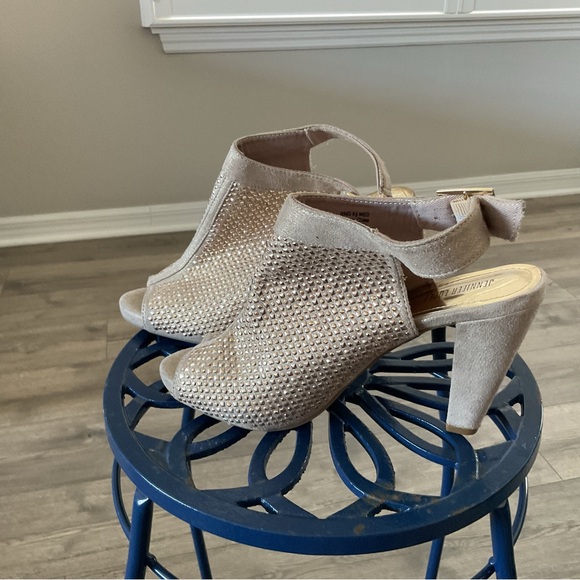 Jennifer Lopez Beige Studded Heels - Picture 3 of 12